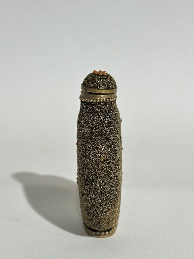 二十世紀中期 銅胎累絲嵌珊瑚花卉紋鼻煙壺 | A COPPER FILIGREE SNUFF BOTTLE - 图6