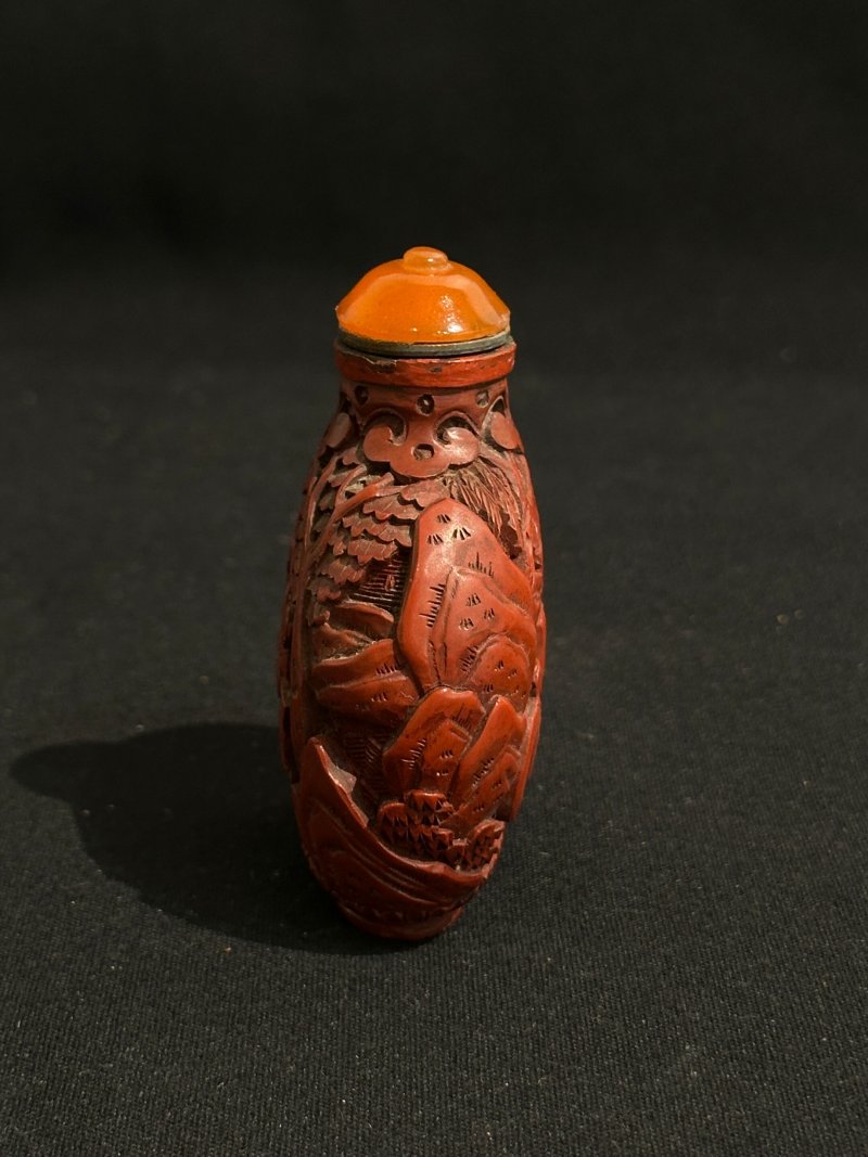 清十九世紀 剔紅人物紋鼻煙壺二件 | TWO CINNABAR LACQUER SNUFF BOTTLES - 图3