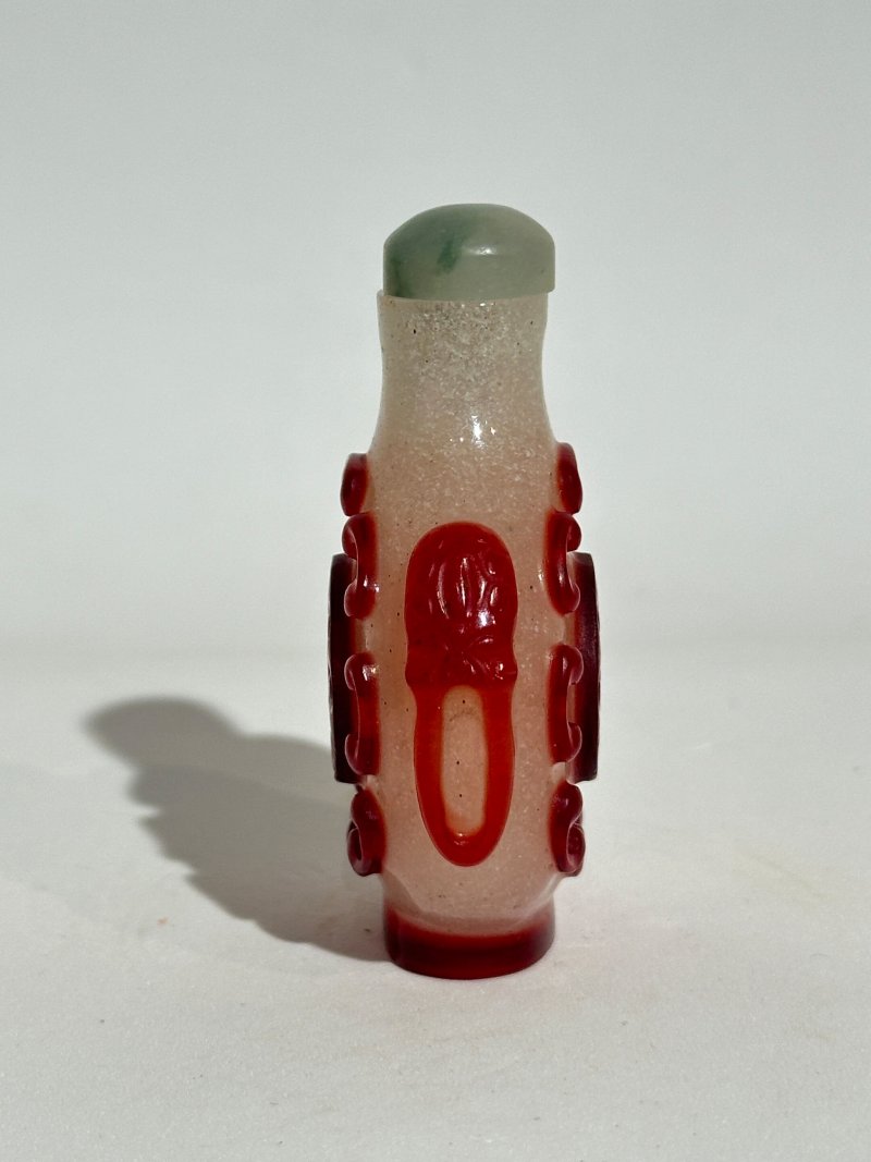 十九/二十世紀 霏雪地套紅玻璃鼻煙壺四件 | FOUR RED OVERLAY GLASS SNUFF BOTTLES - 图2