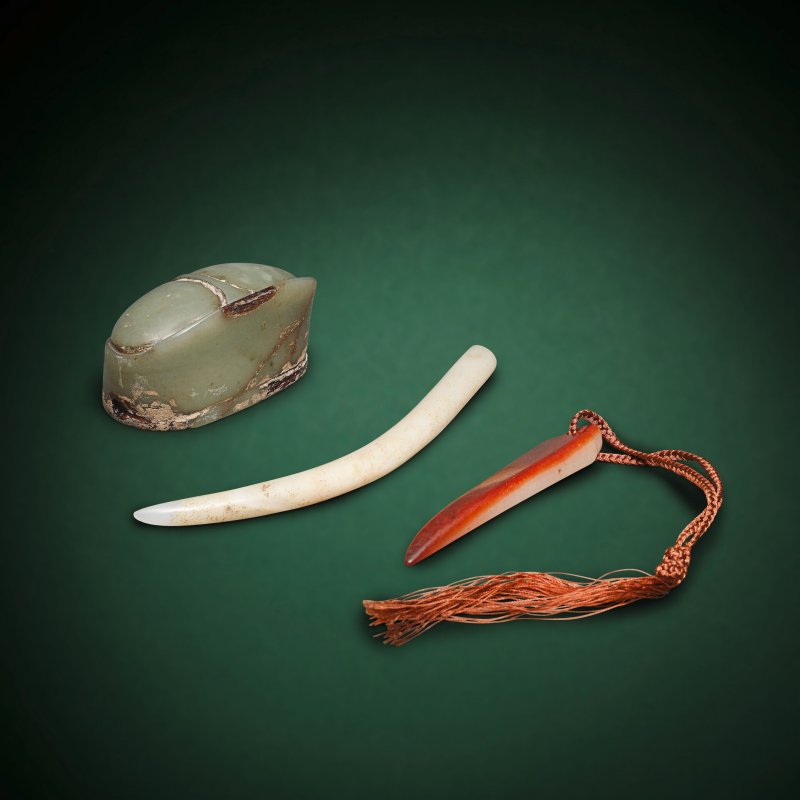 東周/漢或更晚 玉觿兩件 明 玉髮飾一件 | TWO KNOT LOOSENERS AND A HAIR ORNAMENT - 图3
