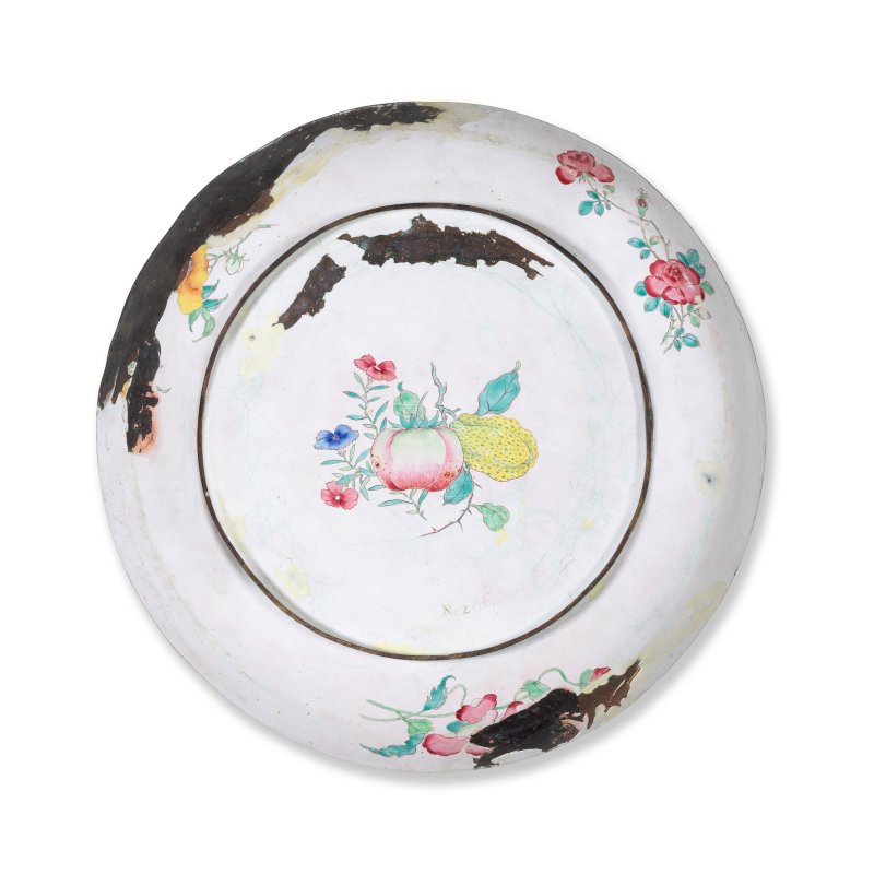 清雍正 畫琺琅花卉紋盤 | A LARGE PAINTED ENAMEL 'FLORAL' DISH - 图2