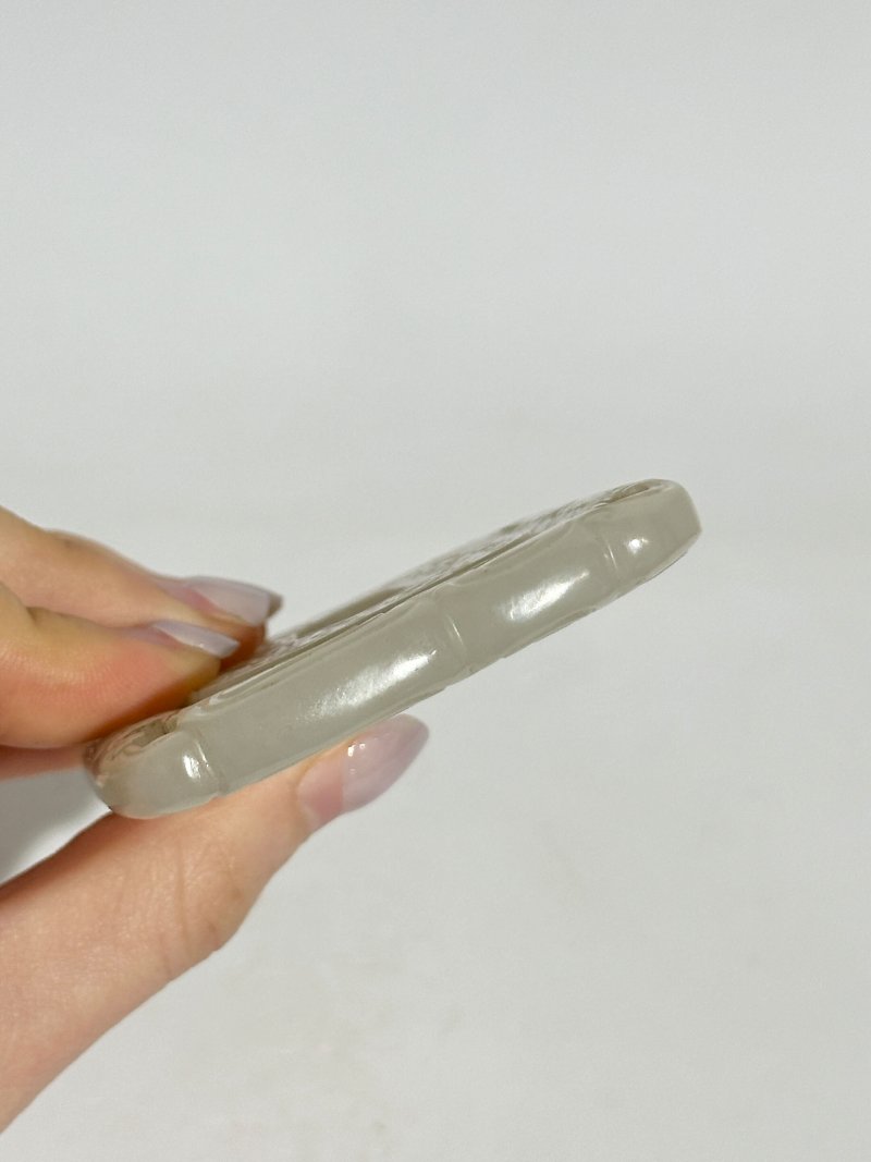 清十九世紀 白玉仿古夔龍紋牌 及座 | AN ARCHAISTIC WHITE JADE 'GUI-DRAGON' PLAQUE - 图2