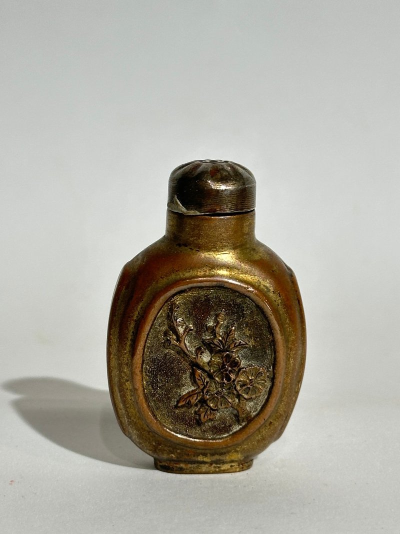 清十九世紀 鎏金銅開光花卉紋鼻煙壺 ⌈同治⌋款 | A GILT-BRONZE SNUFF BOTTLE - 图9