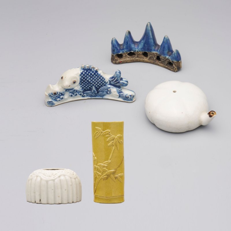 十九世紀至二十世紀上半葉 瓷文房五件 （鯉魚筆擱）朝鮮 | FIVE CERAMIC SCHOLAR'S OBJECTS