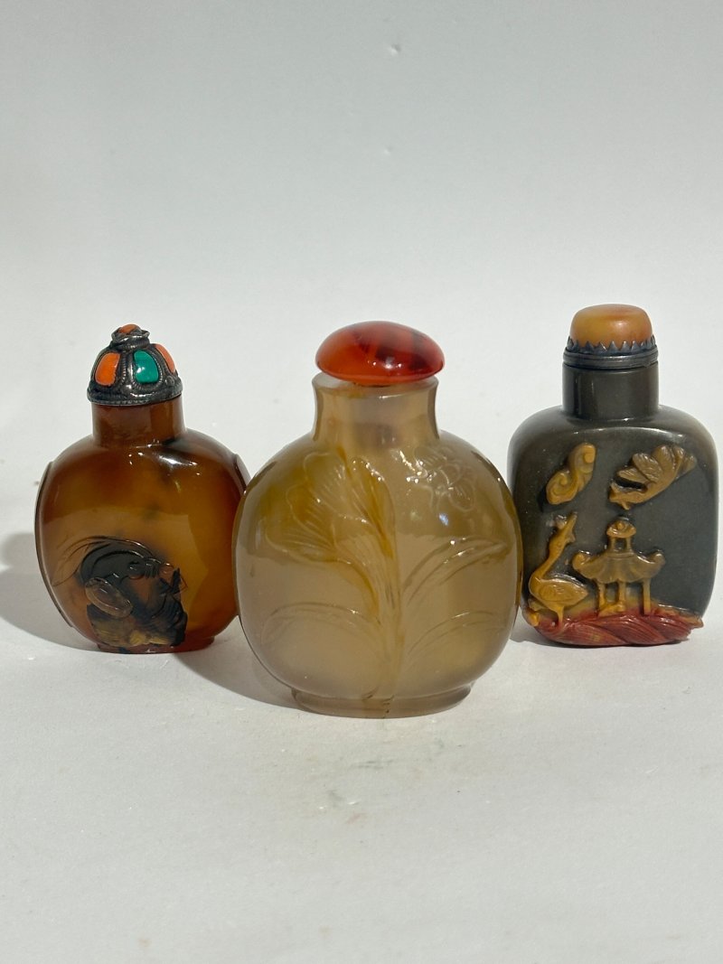十九/二十世紀 瑪瑙瓜瓞紋、金魚紋、壽山石松鶴亭臺紋、髮晶、瑪瑙光素、影瑪瑙鼻煙壺六件 | FOUR CHALCEDONY AGATE, A SOAPSTONE, AND A HAIR CRYSTAL SNUFF BOTTLE - 图44