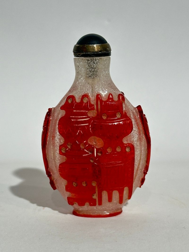 十九/二十世紀 白地套紅玻璃雙花紋、白地套三色玻璃花卉紋、透明地套紅玻璃壽字紋、涅白地套紅玻璃蝶花紋、霏雪地套紅玻璃一言九鼎紋、三腳鼎立紋、博古紋、透明地套黑玻璃一言九鼎紋鼻煙壺八件 | EIGHT OVERLAY GLASS SNUFF BOTTLES - 图17