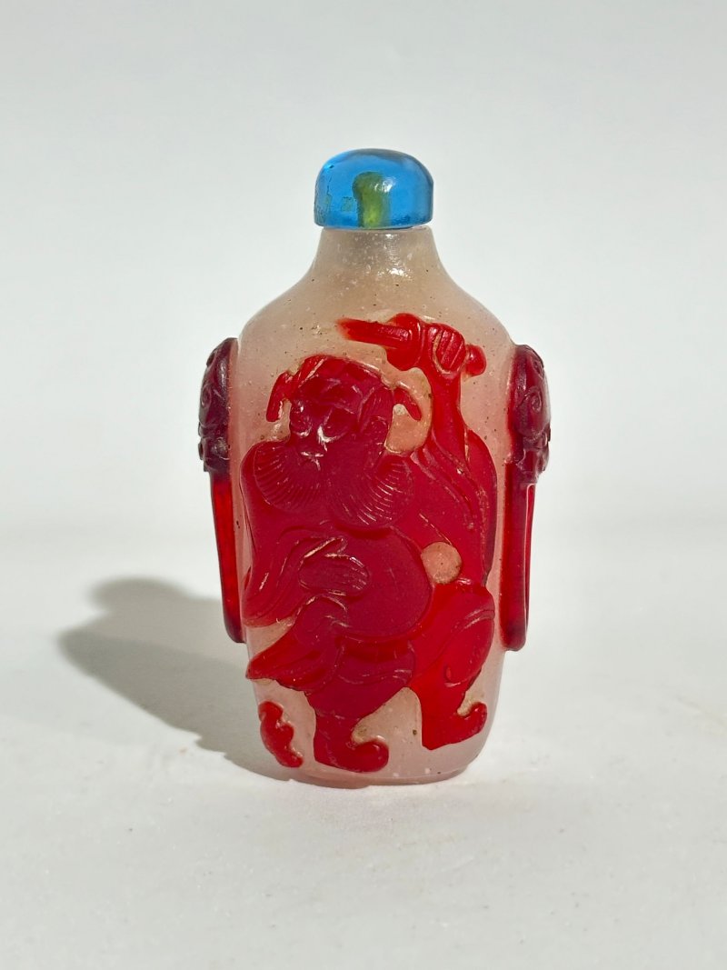 十九/二十世紀 霏雪地套紅玻璃鼻煙壺四件 | FOUR RED OVERLAY GLASS SNUFF BOTTLES - 图20