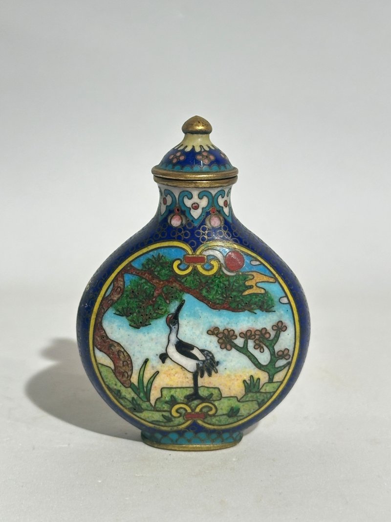 十九/二十世紀 銅胎琺瑯鼻煙壺七件 （博古）⌈乾隆年製⌋款 | SEVEN CLOISONNE ENAMEL SNUFF BOTTLES - 图29