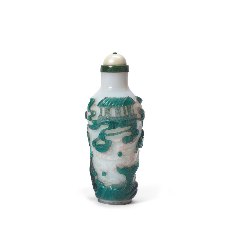 清 一七四零至一七八零年 白地套雙色玻璃鼻烟壺 | A DOUBLE-OVERLAY GLASS SNUFF BOTTLE