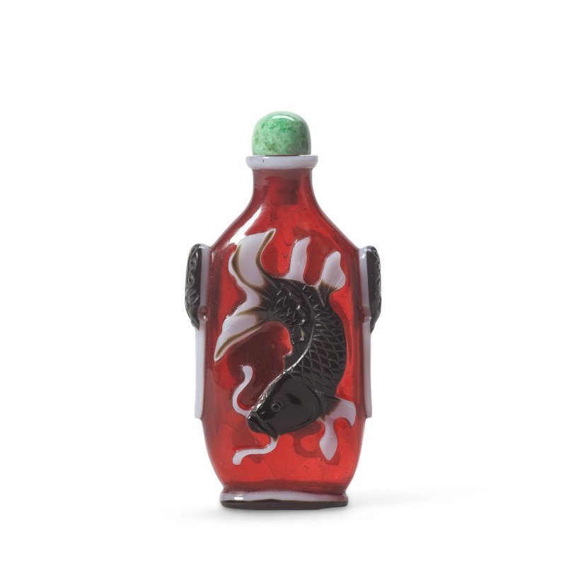 清 一八二零至一八八零年 紅地套雙色料鯉魚紋鼻烟壺 | A BLACK AND WHITE DOUBLE OVERLAY RUBY-RED GLASS 'CARP' SNUFF BOTTLE - 图2
