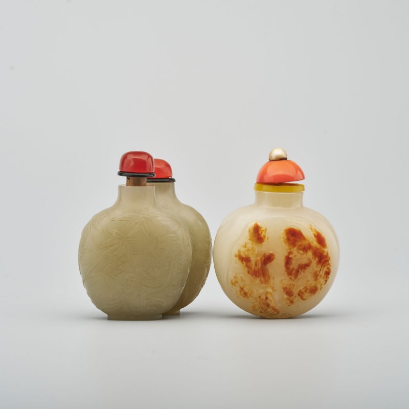 十九/二十世紀 白玉帶皮巧雕人物紋、灰白玉雙聯⌈吉慶長年⌋鼻烟壺二件 | TWO GREYISH WHITE JADE SNUFF BOTTLES