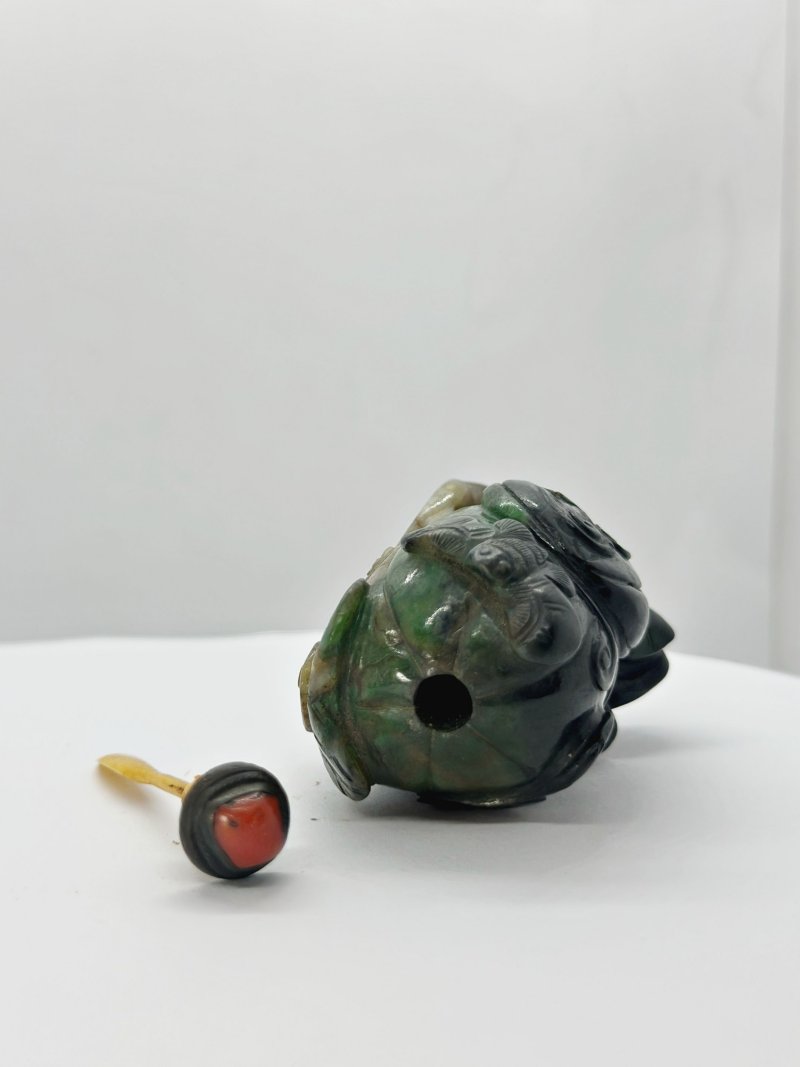 十九/二十世紀 雙色翡翠鼻煙壺二件、珊瑚蓋及翡翠蓋 | TWO BLACK AND GREEN JADEITE SNUFF BOTTLES - 图12