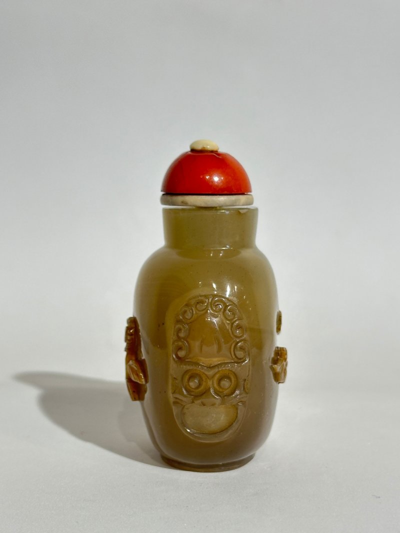 清十九世紀 玻璃仿瑪瑙花卉紋鼻煙壺 | A GLASS SNUFF BOTTLE IMITATING AGATE - 图7