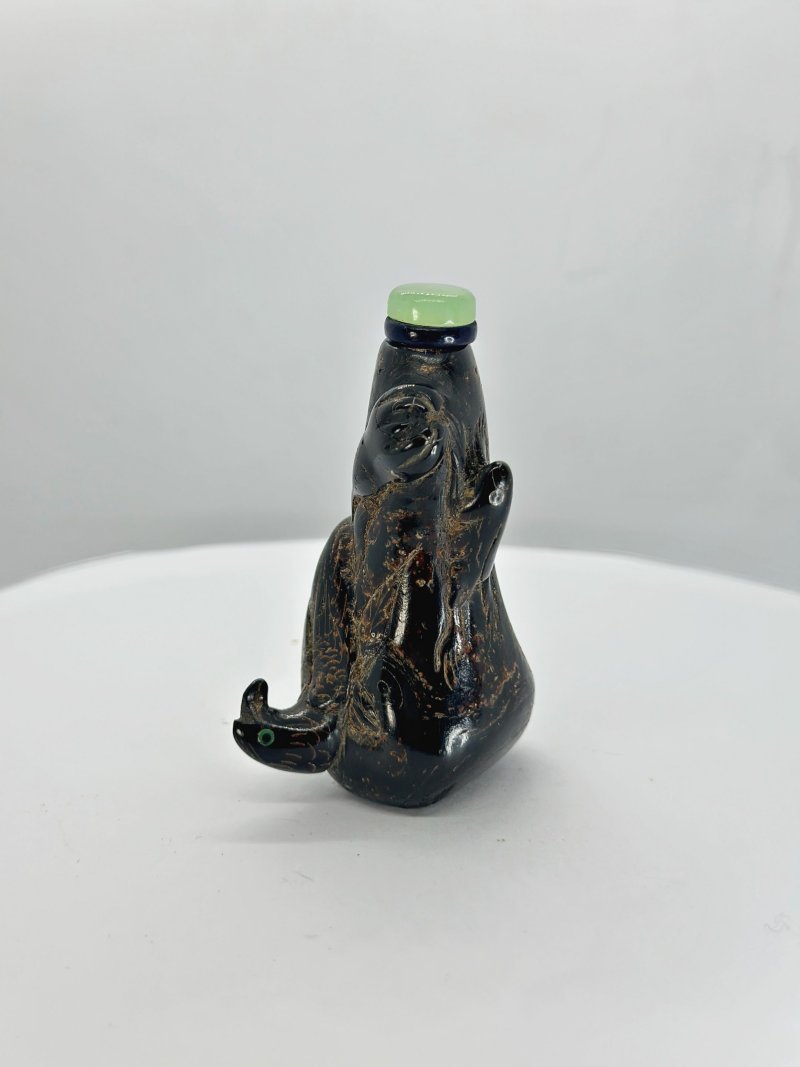 十九/二十世紀 石榴紅石英磨花、黑琥珀魚紋鼻煙壺二件 | A FACETED QUARTZ AND A BLACK AMBER SNUFF BOTTLE - 图2