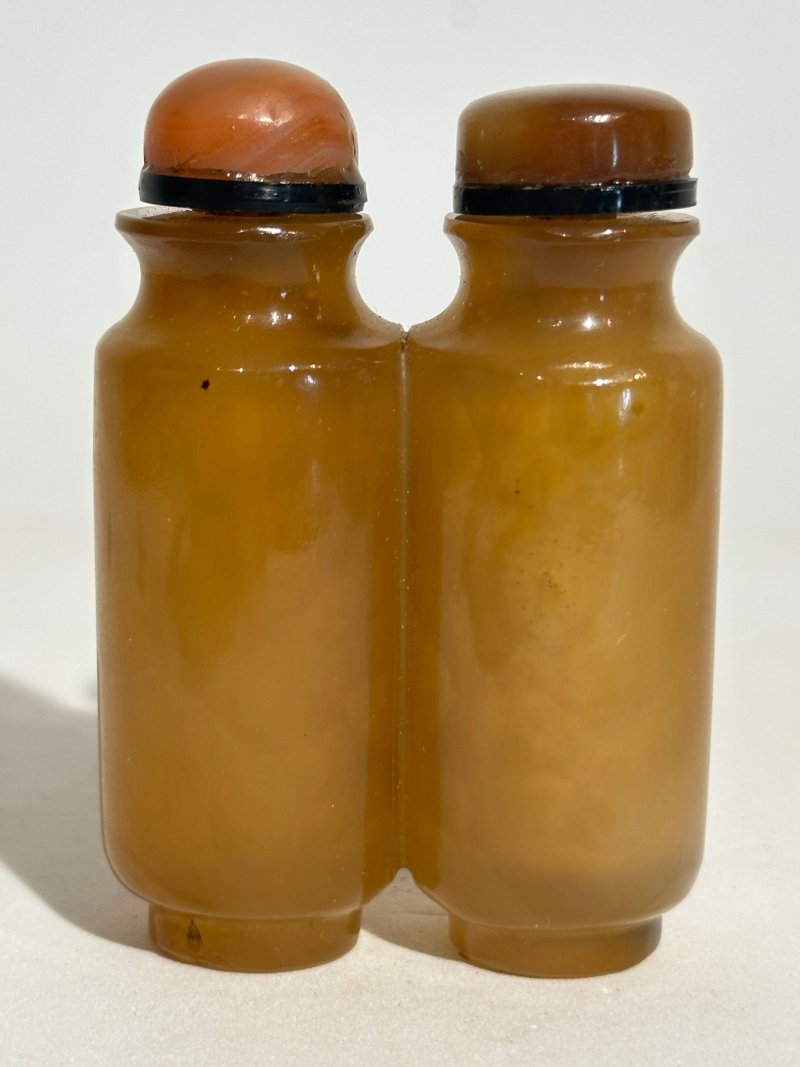 清十九世紀 雙聯瑪瑙、煙晶蝠紋鼻煙壺二件 | A SMOKY QUARTZ AND A CHALCEDONY AGATE DOUBLE SNUFF BOTTLE - 图17