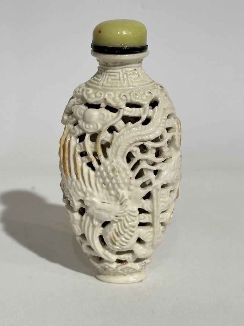 清中期 白釉、粉彩模製⌈龍鳳呈祥⌋鼻煙壺二件 （粉彩）⌈大清乾隆年製⌋礬紅篆書款 | TWO MOULDED AND ENAMELLED PORCELAIN 'DRAGON AND PHOENIX' SNUFF BOTTLES - 图8