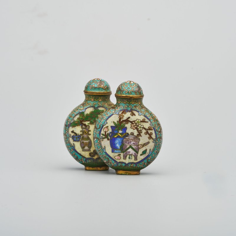 二十世紀 銅胎掐絲琺瑯博古紋雙聯鼻煙壺 | A CLOISONNÉ 'HUNDRED ANTIQUES' DOUBLE SNUFF BOTTLE - 图11