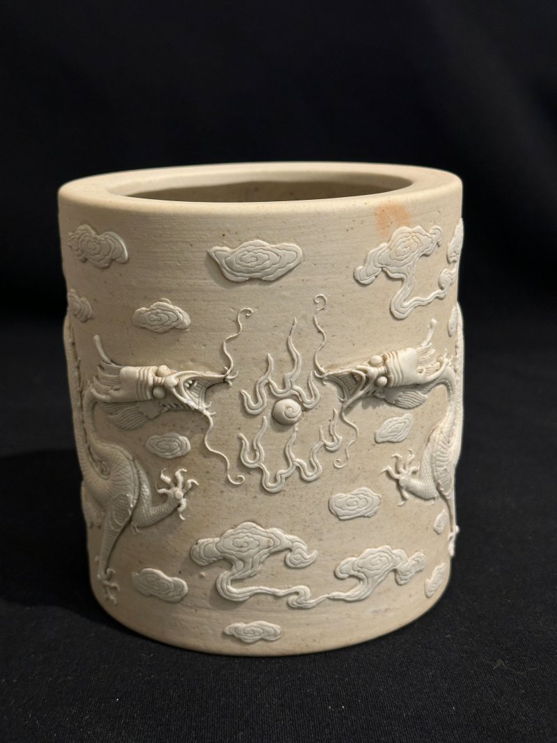 晚清至民國 澀胎「雙龍搶珠」筆筒 | A BISCUIT PORCELAIN 'DRAGON' BRUSH POT - 图9