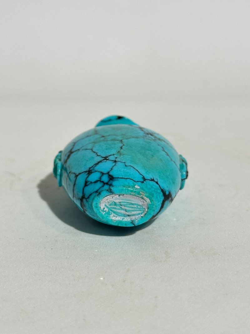 十九/二十世紀 青金石饕餮紋、綠松石鼻煙壺二件 | A LAPIS LAZULI 'TAOTIE' AND A TURQUOISE SNUFF BOTTLE - 图6