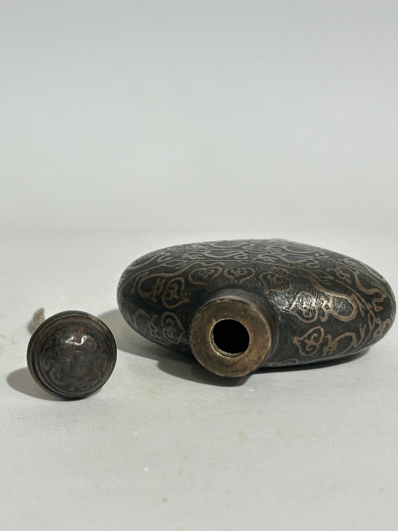 清十九世紀 烏銀瓜紋、夔龍紋鼻煙壺二件 | TWO SILVER NIELLO 'MELON' AND 'KUI DRAGON' SNUFF BOTTLES - 图12