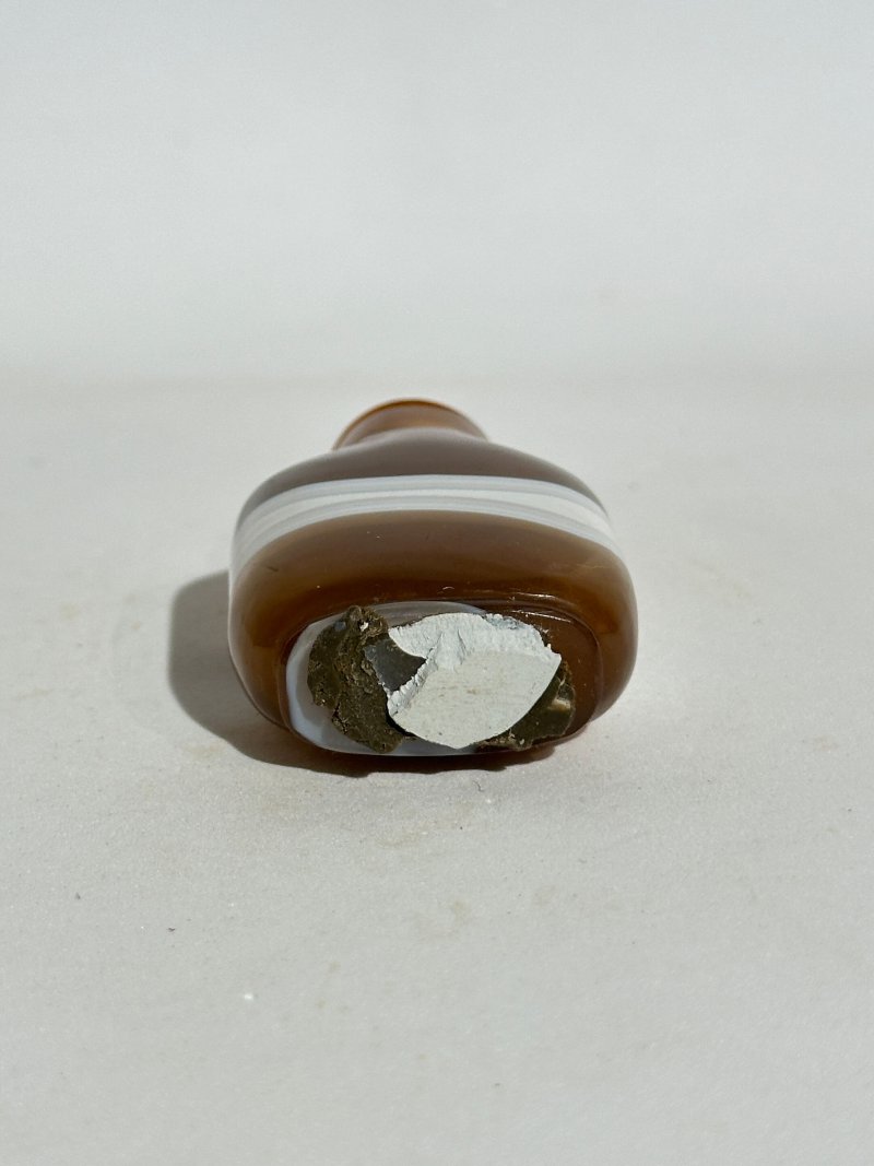十九/二十世紀 燈心草瑪瑙、纏絲瑪瑙鼻煙壺三件 | A MACARONI AND TWO BANDED AGATE SNUFF BOTTLES - 图14
