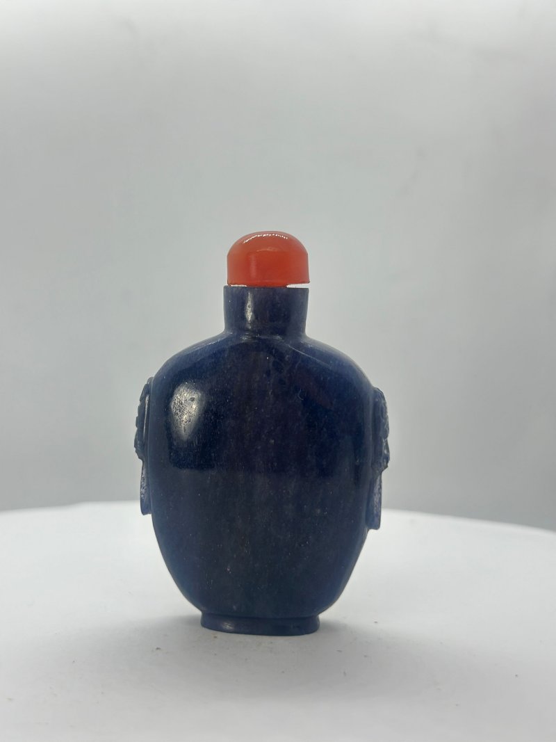 十九/二十世紀 青金石、紫羅蘭色翡翠、煤精山水紋、孔雀石光素、玉獸紋鼻煙壺五件 | FIVE HARDSTONE SNUFF BOTTLES - 图39