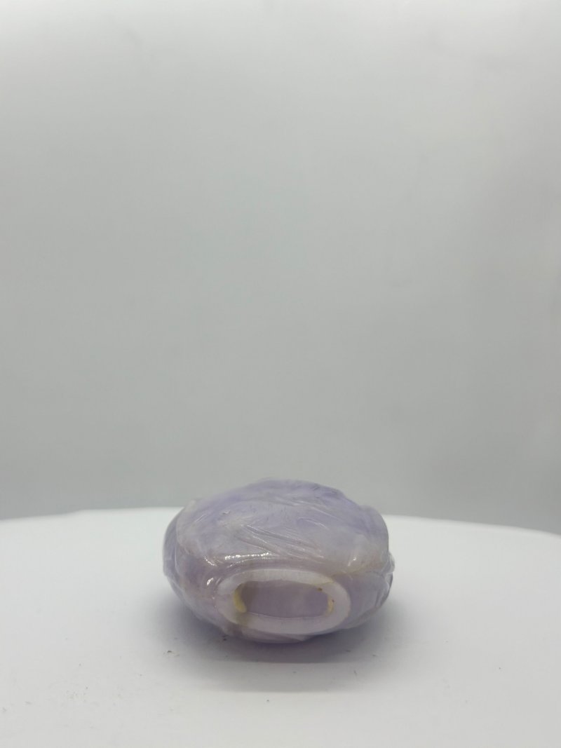 十九/二十世紀 青金石、紫羅蘭色翡翠、煤精山水紋、孔雀石光素、玉獸紋鼻煙壺五件 | FIVE HARDSTONE SNUFF BOTTLES - 图6