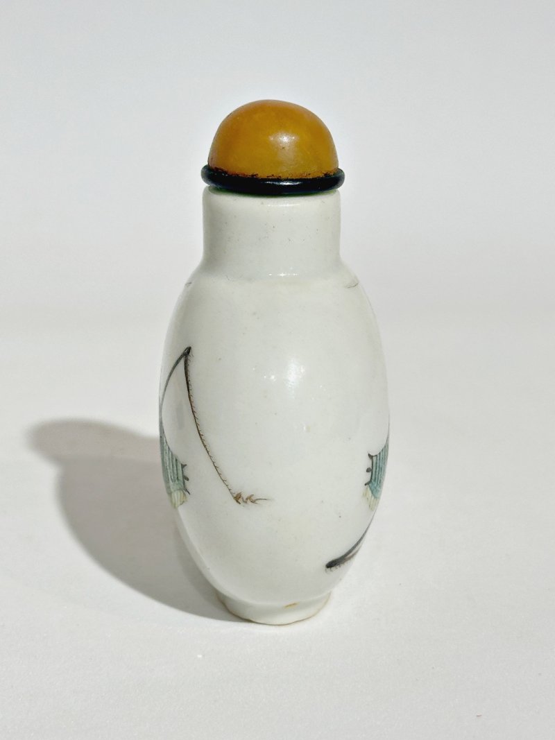 清十九世紀 粉彩⌈蟈蟈⌋鼻煙壺 ⌈永樂年製⌋礬紅篆書款 | AN ENAMELLED PORCELAIN 'CRICKET' SNUFF BOTTLE - 图6
