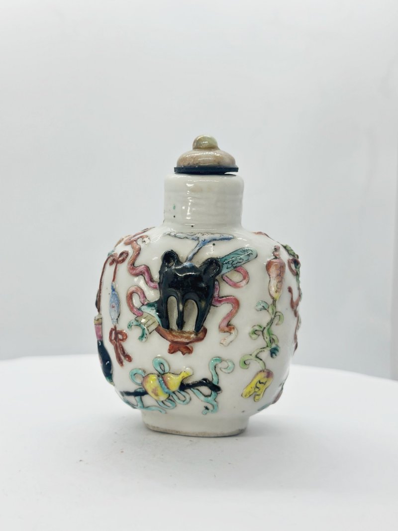 清十九世紀 粉彩博古紋鼻煙壺、翡翠蓋 | A MOULDED FAMILLE ROSE PORCELAIN SNUFF BOTTLE - 图6
