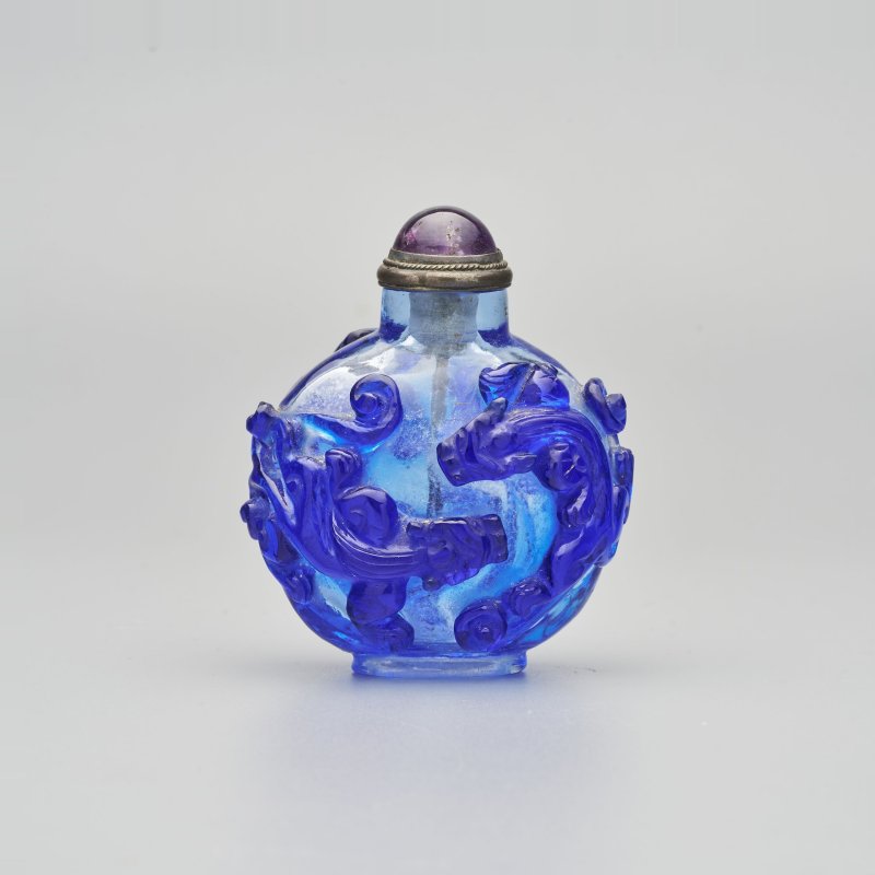 清十九世紀 透明地套藍玻璃螭龍紋鼻煙壺 | A BLUE OVERLAY TRANSLUCENT GLASS 'CHI DRAGON' SNUFF BOTTLE - 图1
