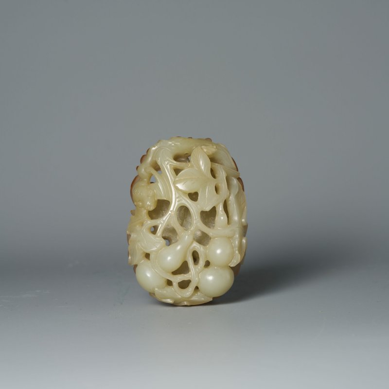 清十九世紀 鏤雕青玉帶皮⌈松鼠瓜瓞⌋墜 及盒 | A RETICULATED PALE GREEN JADE 'SQUIRREL AND DOUBLE GOURD' PENDANT