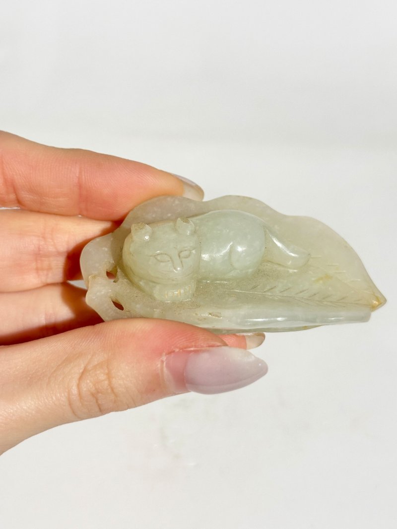 清十九世紀 青白玉⌈臥貓匐葉⌋墜 | A PALE GREEN JADE PENDANT OF A CAT ON A LEAF - 图3