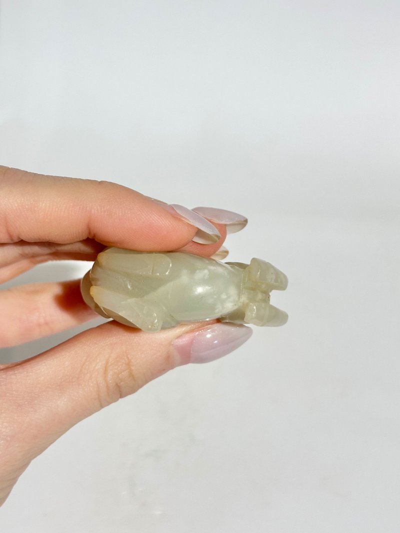 十九/二十世紀 青白玉⌈馬上封侯⌋及⌈犬⌋把件二枚 | TWO GREENISH WHITE JADE CARVINGS OF A MONKEY RIDING A HORSE, AND A DOG - 图6