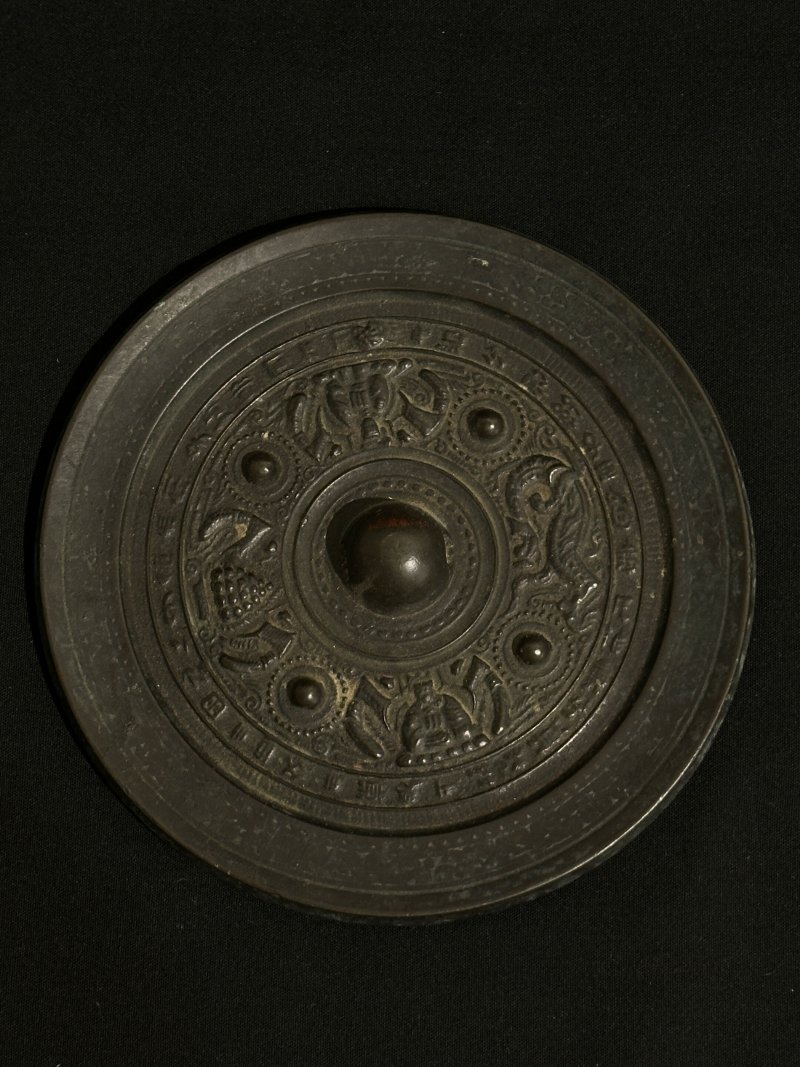西漢 神獸人物紋銘文銅鏡 | A BRONZE 'FIGURES AND MYTHICAL ANIMALS' MIRROR - 图4