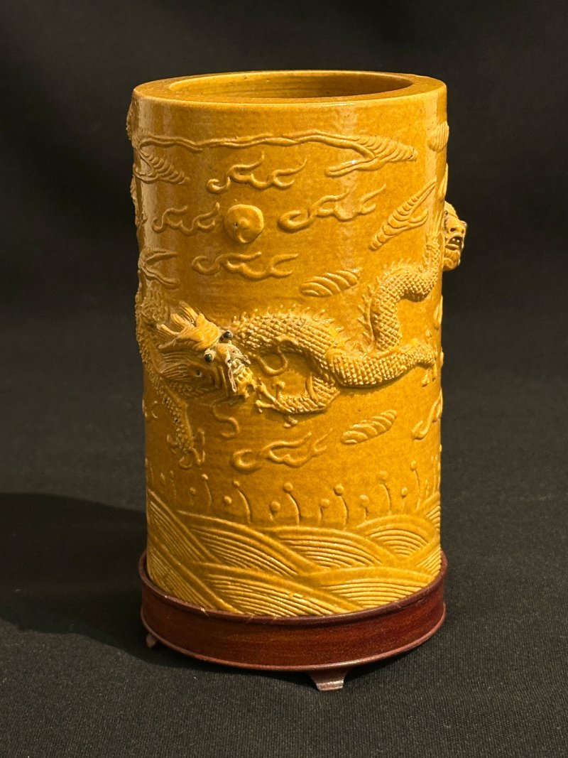 民國 黃釉澀胎浮雕龍紋筆筒 及座 | A CARVED YELLOW-GLAZED BISCUIT 'DRAGON' BRUSH POT - 图5