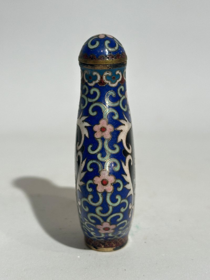 十九/二十世紀 銅胎琺瑯鼻煙壺七件 （博古）⌈乾隆年製⌋款 | SEVEN CLOISONNE ENAMEL SNUFF BOTTLES - 图42