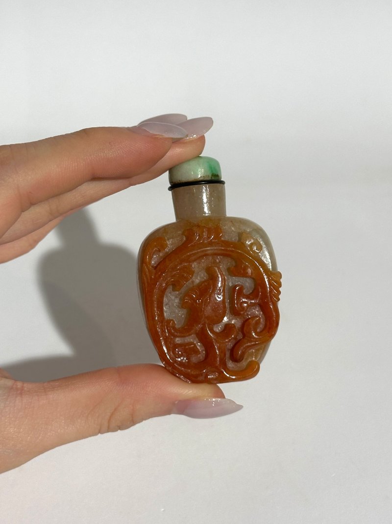 晚清 翡翠帶皮嵌孔雀石龍紋鼻煙壺、翡翠蓋 | A JADEITE SNUFF BOTTLE WITH MALACHITE - 图2