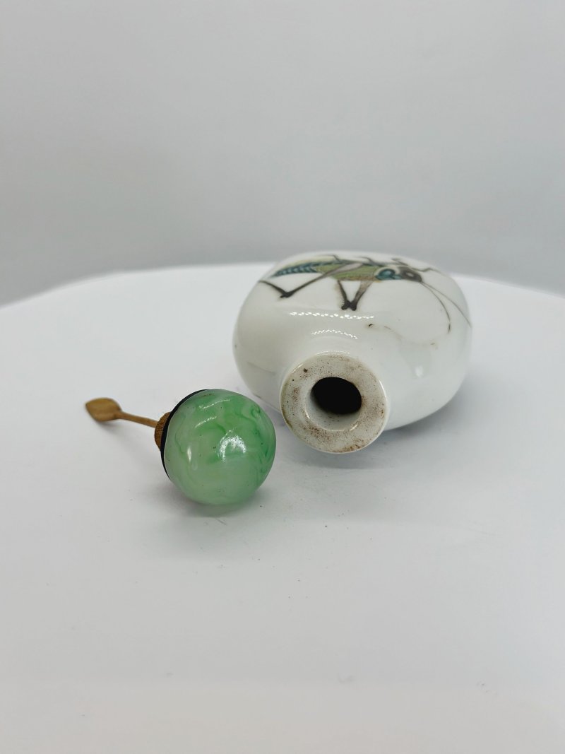 清十九世紀 粉彩蟈蟈紋鼻煙壺 | AN ENAMELLED PORCELAIN 'CRICKET' SNUFF BOTTLE - 图2
