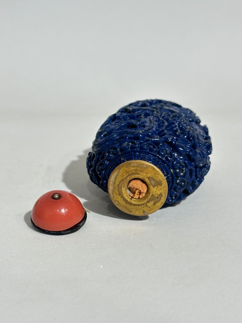清中期 紅釉、藍釉模製⌈龍鳳呈祥⌋鼻煙壺二件 | TWO MOULDED AND ENAMELLED PORCELAIN 'DRAGON AND PHOENIX' SNUFF BOTTLES - 图12