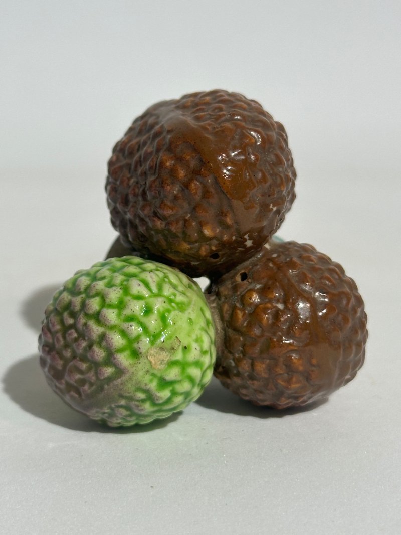 清十九世紀 仿生瓷荔枝、核桃形鼻煙壺二件、珊瑚蓋 及座 | TWO CERAMIC 'LYCHEE' AND 'WALNUT' SNUFF BOTTLES - 图14