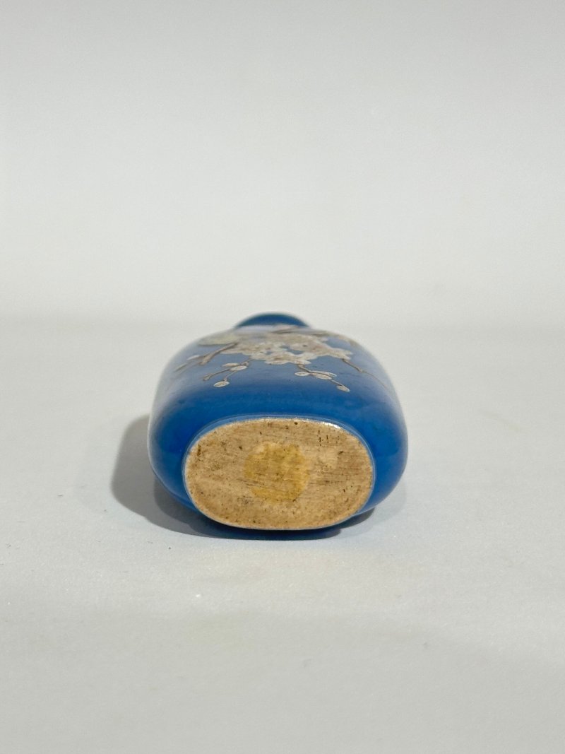 清十九世紀 藍地粉彩宜興⌈喜上眉梢⌋鼻煙壺 | AN ENAMELLED YIXING 'MAGPIE AND PRUNUS' SNUFF BOTTLE - 图5