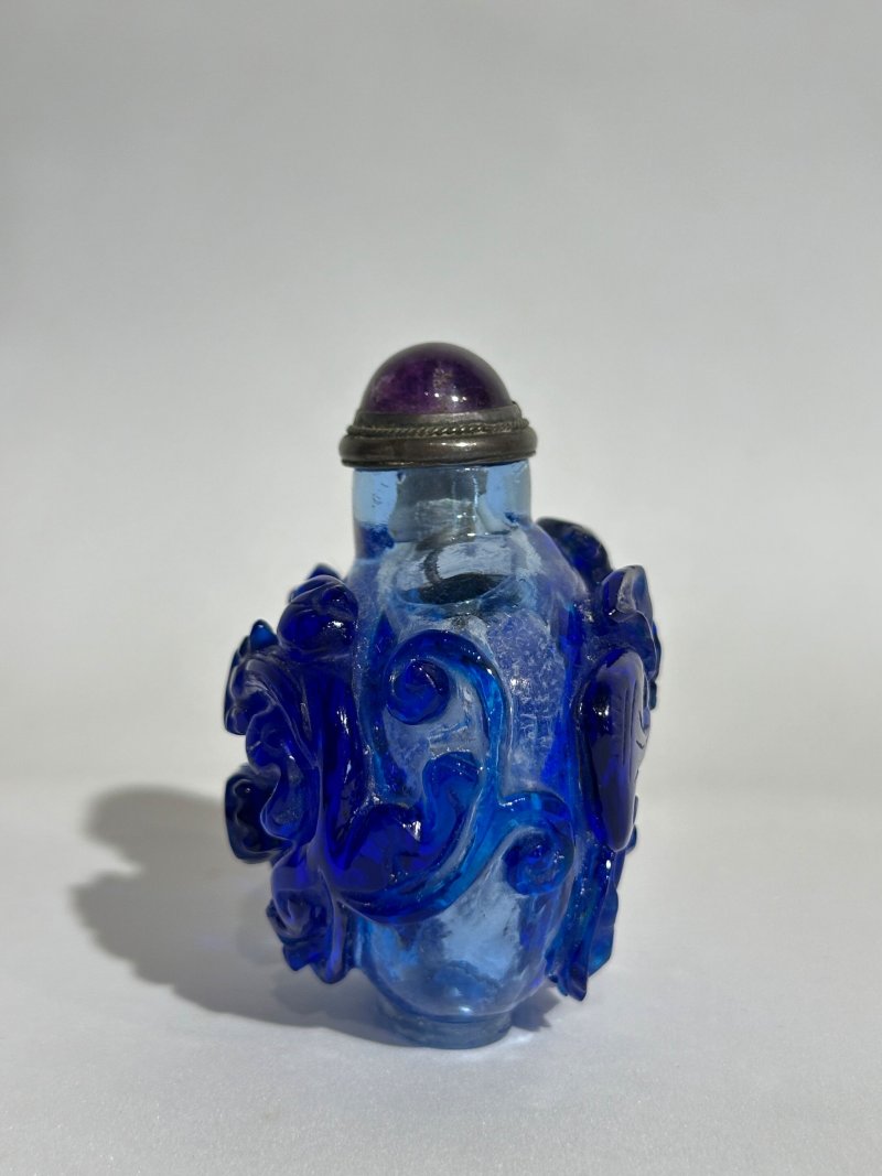清十九世紀 透明地套藍玻璃螭龍紋鼻煙壺 | A BLUE OVERLAY TRANSLUCENT GLASS 'CHI DRAGON' SNUFF BOTTLE - 图6