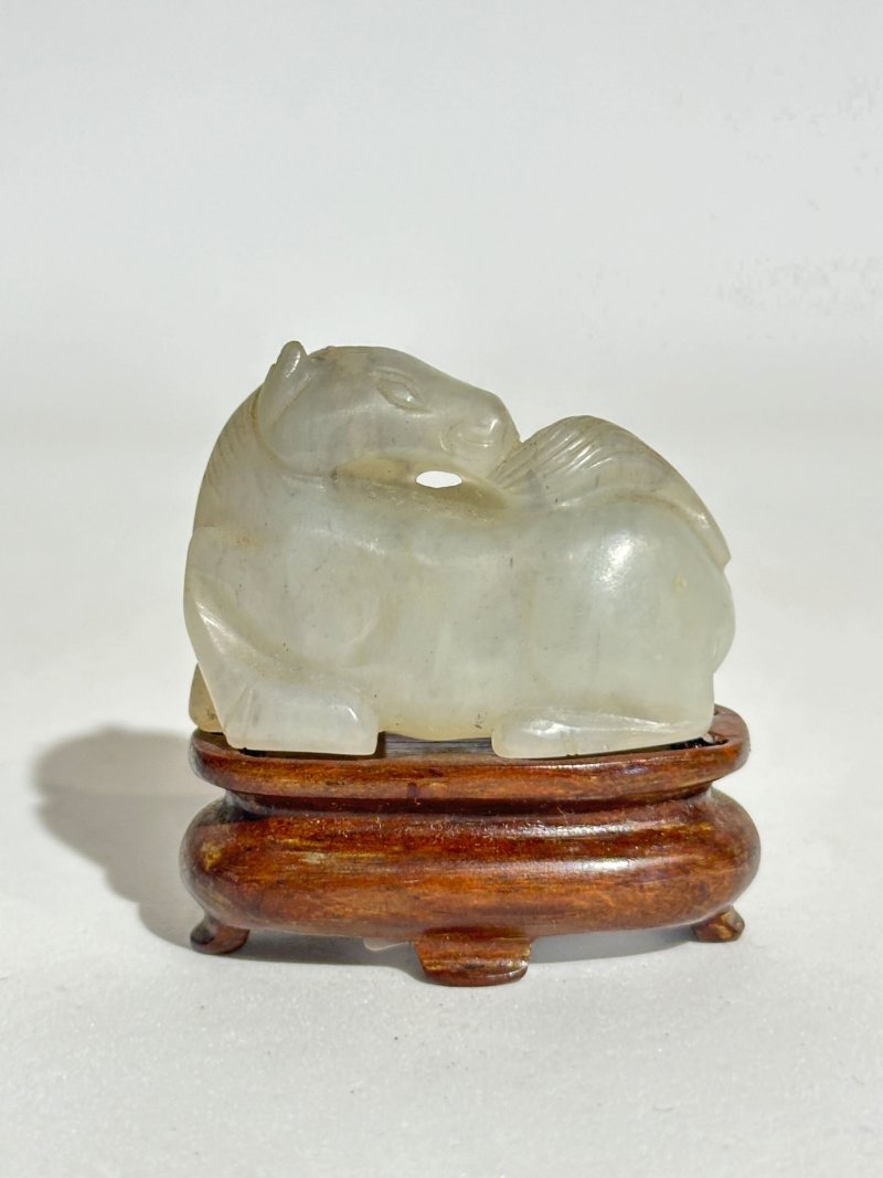 十九/二十世紀 白玉⌈馬⌋、⌈羊⌋三件 及座 | A WHITE JADE 'HORSE' AND TWO JADE 'GOAT' CARVINGS - 图19