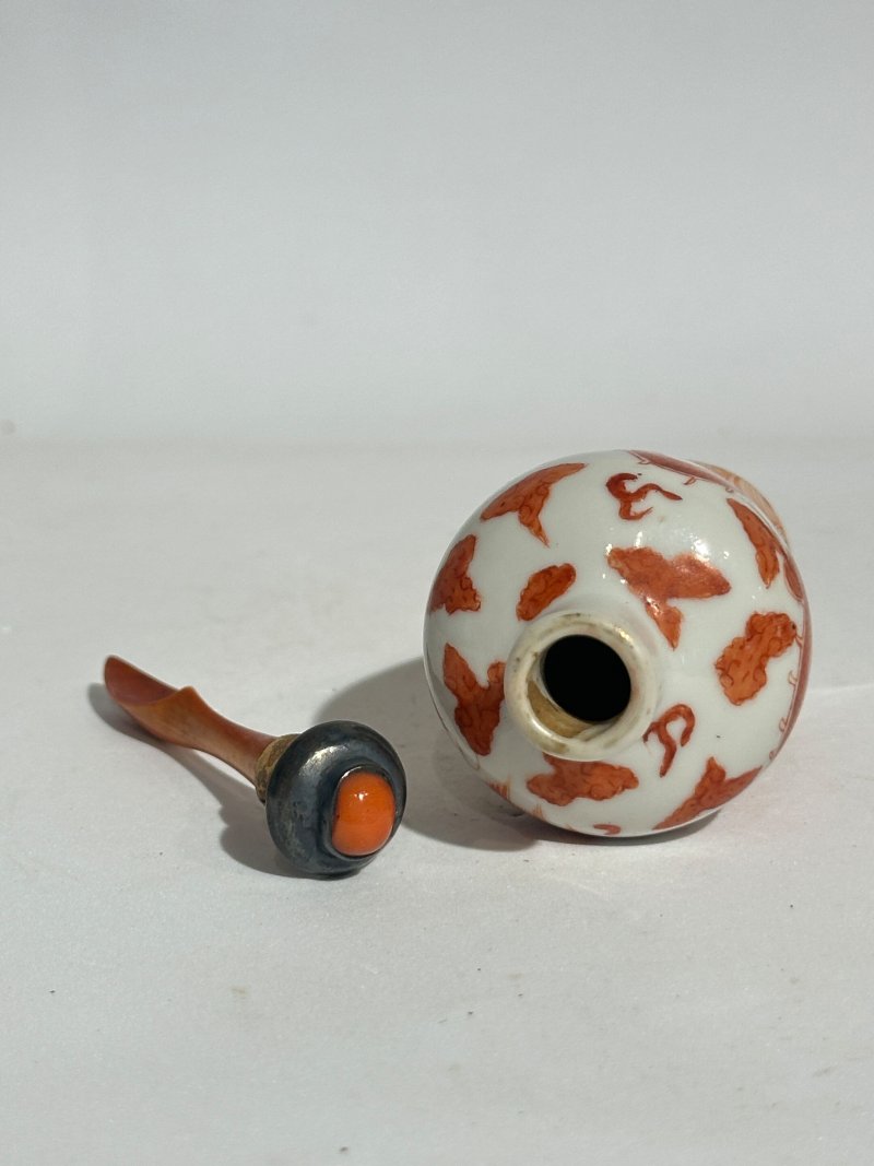 晚清至二十世紀中期 礬紅彩龍紋鼻煙壺四件 （梅瓶）⌈雍正年製⌋礬紅楷書款 （壺）⌈康熙年製⌋礬紅楷書款 | FOUR IRON RED 'DRAGON' SNUFF BOTTLES - 图5