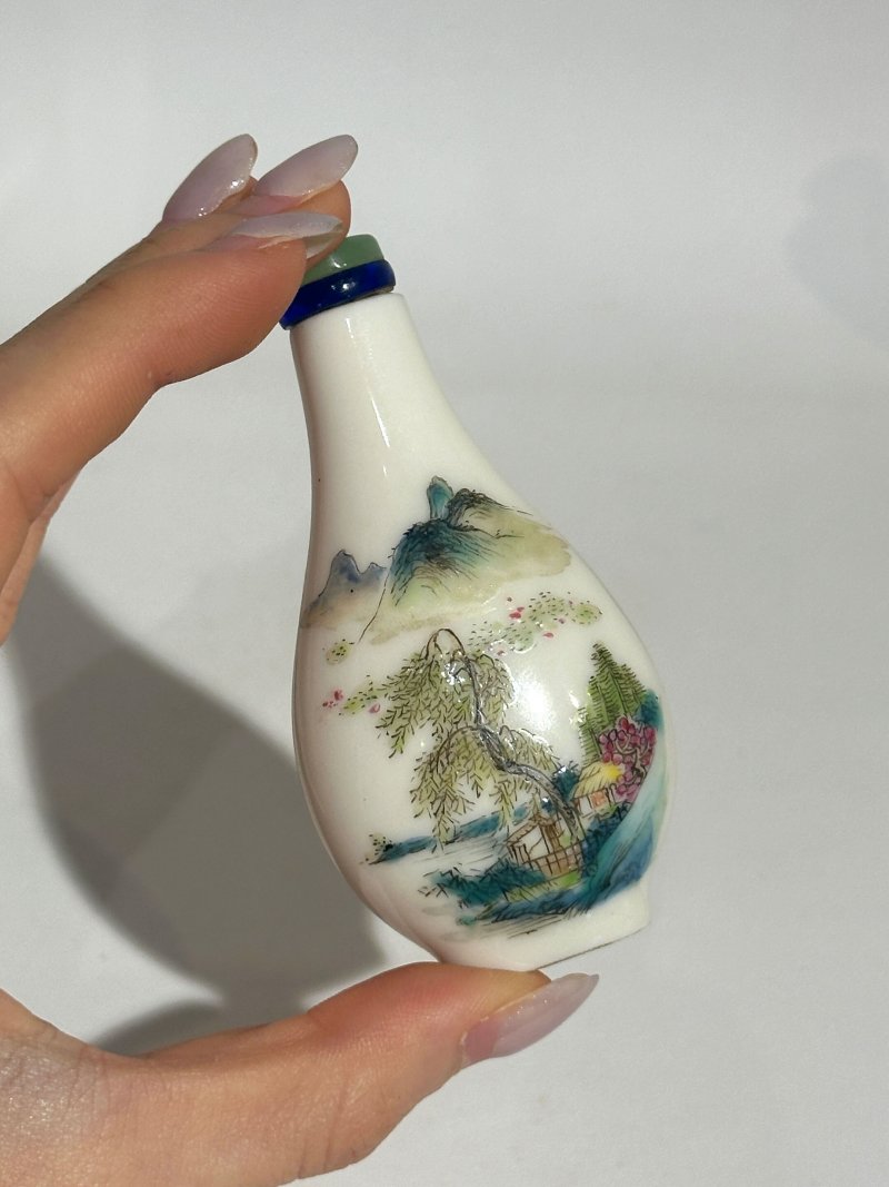 晚清至二十世紀中期 黃地粉彩鼻煙壺四件、粉彩鼻煙壺四件 （黃地其三）⌈乾隆年製⌋礬紅楷書款；（人物）⌈道光年製⌋礬紅篆書款、（嬰戲）⌈乾隆年製⌋礬紅楷書款、（柳）⌈嘉慶年製⌋礬紅篆書款 | EIGHT FAMILLE ROSE SNUFF BOTTLES - 图22