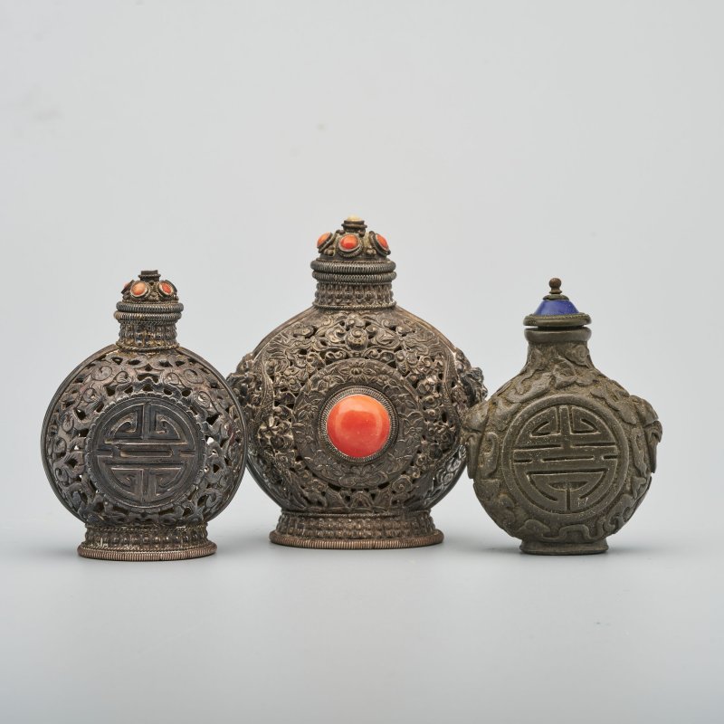 十九/二十世紀 銅胎模印鏤雕⌈龍鳳呈祥⌋鼻煙壺 ⌈萬曆⌋刻款；二十世紀 銅壽字紋、花卉紋鼻煙壺三件 | A BRASS 'DRAGON AND PHOENIX' AND THREE BRONZE SNUFF BOTTLES - 图31