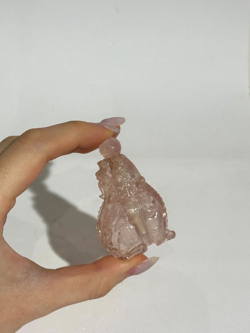 晚清 粉晶⌈麒麟⌋鼻煙壺 | A ROSE QUARTZ 'QILIN' SNUFF BOTTLE - 图3