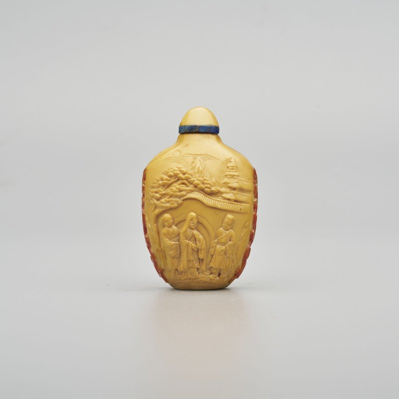 清咸豐 鶴頂紅詩文人物紋鼻煙壺 一八五二年作 | A HORNBILL 'FIGURES' SNUFF BOTTLE - 图1