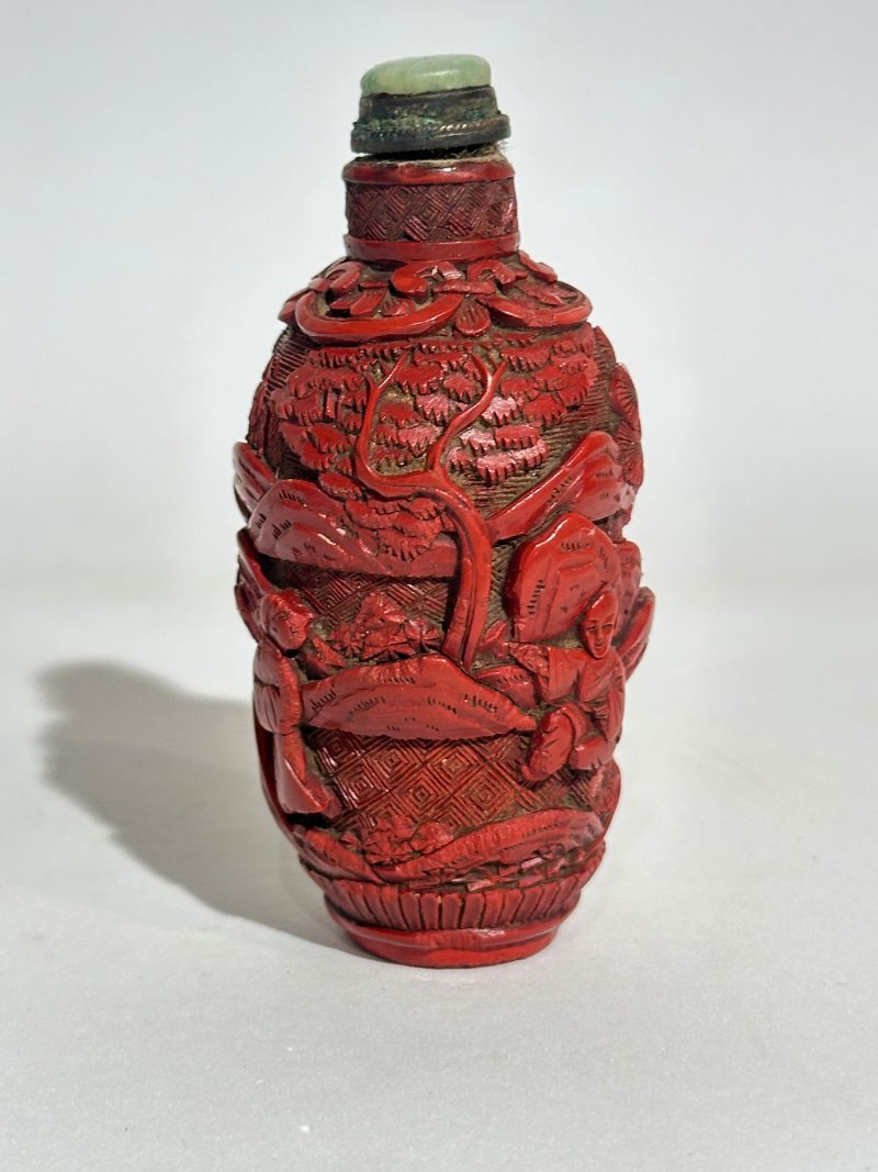 清十八/十九世紀 瓷胎剔紅山水人物紋鼻煙壺 | A CINNABAR LACQUERED-PORCELAIN SNUFF BOTTLE - 图6