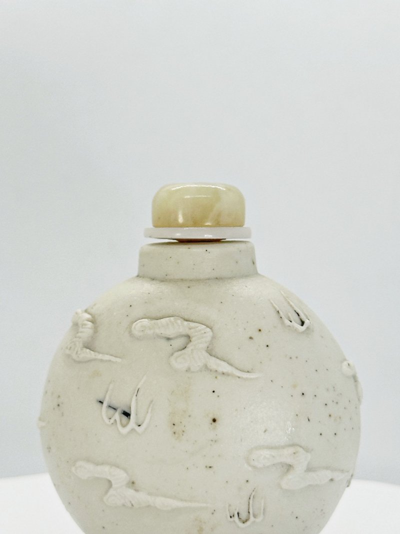 清光緒 瓷胎模印雲龍紋鼻煙壺 | A MOULDED BISCUIT PORCELAIN 'DRAGON' SNUFF BOTTLE - 图2